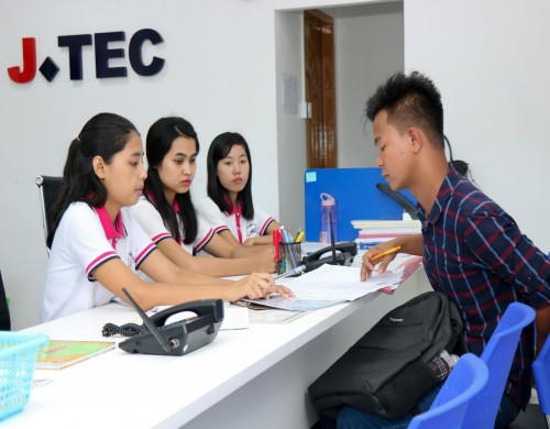 သင်တန်းသားအသစ်များလက်ခံနေပုံ