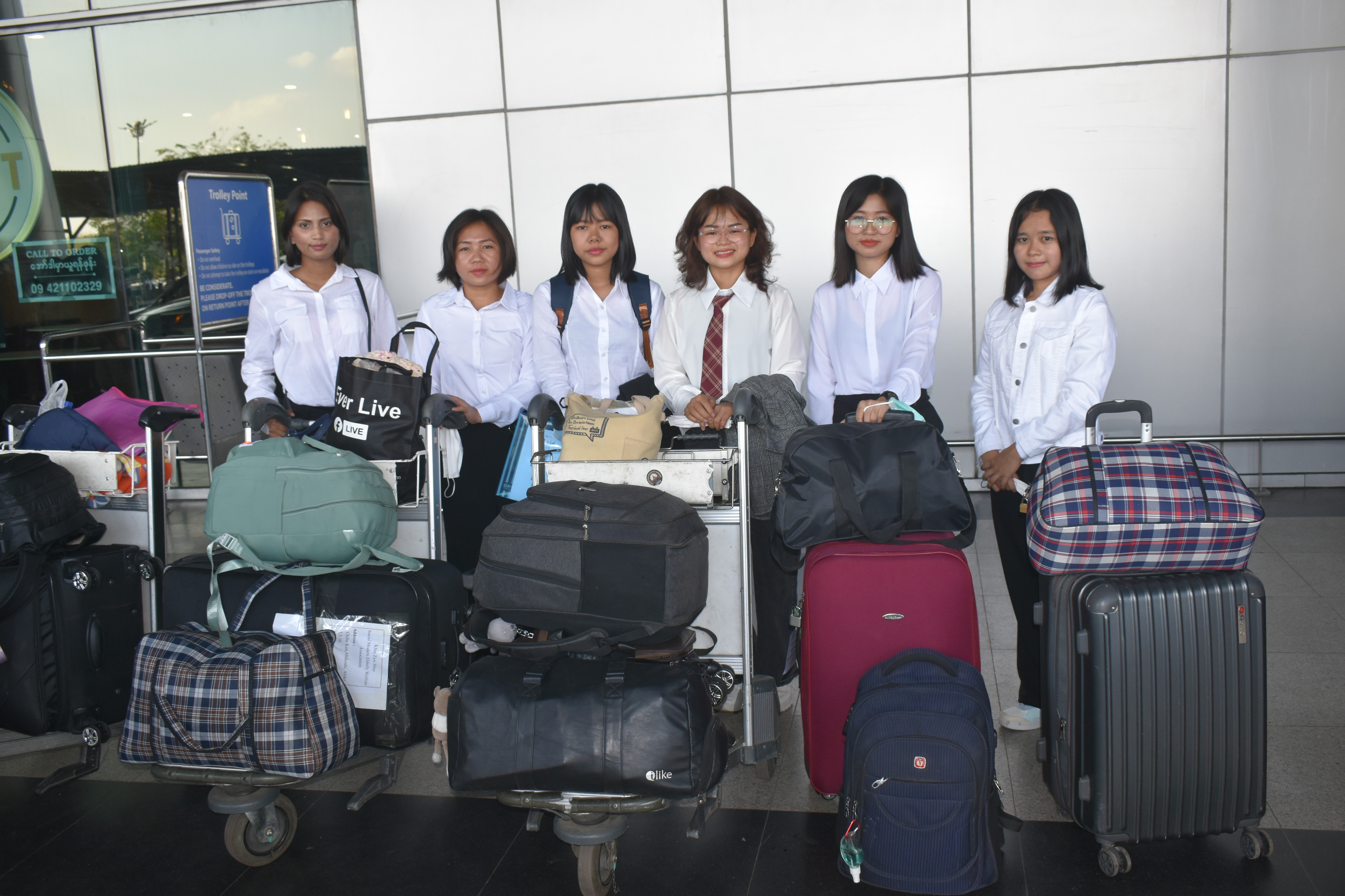 第二期生の６名のヤンゴン空港で出発風景